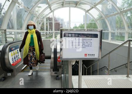 XI'AN, CHINE - 16 AVRIL 2022 - il y a peu de personnes dans le métro à Xi 'an, province de Shaanxi, Chine, 16 avril 2022. De 0 heures le 16 avril à Banque D'Images