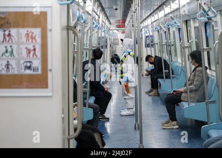 XI'AN, CHINE - 16 AVRIL 2022 - il y a peu de personnes dans le métro à Xi 'an, province de Shaanxi, Chine, 16 avril 2022. De 0 heures le 16 avril à Banque D'Images