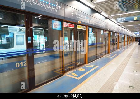 XI'AN, CHINE - 16 AVRIL 2022 - il y a peu de personnes dans le métro à Xi 'an, province de Shaanxi, Chine, 16 avril 2022. De 0 heures le 16 avril à Banque D'Images