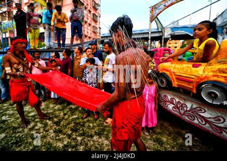 Kolkata, Inde. 15th avril 2022. (NOTE DES ÉDITEURS: L'image contient du contenu graphique) Un dévot hindou vu montrant son corps percé au public pendant la fête de Charak Puja. Le festival de Charak est l'un des plus anciens festivals folkloriques, car les dévotés montrent leur foi en se infligeant la douleur dans la croyance que Lord Shiva les aidera à surmonter les problèmes dans leur vie quotidienne. Crédit : SOPA Images Limited/Alamy Live News Banque D'Images