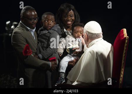Le Pape François accueille une famille de migrants à la fin du chemin de la Croix le soir du Vendredi Saint (Pâques) au Colisée de Rome, Italie, le 15 avril 2022. La traditionnelle via Crucis est revenue le vendredi soir au Colisée pour la première fois depuis 2019, un hiatus de près de trois ans. Photo de Vatican Media (EV)/ABACAPRESS.COM Banque D'Images