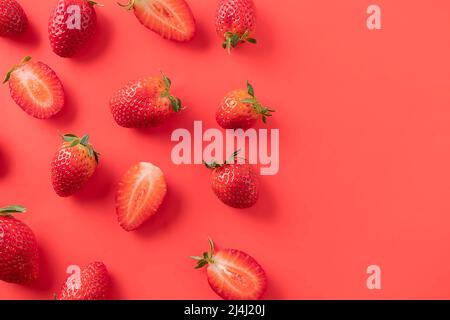 Fond fraise. Vue de dessus des fraises crues sur fond rouge, espace copie Banque D'Images