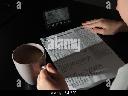 Photo de dossier datée du 31/07/18 d'un compteur intelligent à côté d'une facture d'énergie, comme les criminels sont des propriétaires de chambres froides demandant des détails bancaires pour recevoir la remise d'énergie du gouvernement de £150, les conseils ont averti. Banque D'Images