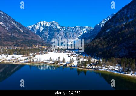 Vue panoramique aérienne du magnifique paysage de montagne en hiver avec Grundlsee. En arrière-plan, le massif s'appelle montagnes mortes. Styrie, Autriche Banque D'Images