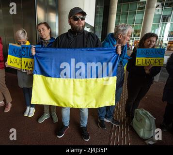 Un manifestant détient un drapeau ukrainien à l'extérieur du Ministère des affaires étrangères pendant la manifestation. Plus de 40 manifestants, dont des enfants et des réfugiés ukrainiens, se sont rassemblés devant le Ministère des affaires étrangères pour montrer leur soutien à l'Ukraine. Les manifestants ont été drapés de drapeaux ukrainiens et ont porté des pancartes et des bannières qui ont lu : pas d'affaire avec des meurtres. Acheter du gaz russe - vous finanez le génocide des Ukrainiens. Embargo total sur la Russie. Pas de guerre. Arrêter la guerre. Les Ukrainiens égalent l'UE. Fermez notre ciel et gloire aux Ukrainiens. (Photo de Charles M. Vella/SOPA Images/Sipa USA) Banque D'Images