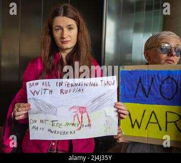 Les manifestants tiennent des écriteaux exprimant leur opinion à l'extérieur du ministère des Affaires étrangères pendant la manifestation. Plus de 40 manifestants, dont des enfants et des réfugiés ukrainiens, se sont rassemblés devant le Ministère des affaires étrangères pour montrer leur soutien à l'Ukraine. Les manifestants ont été drapés de drapeaux ukrainiens et ont porté des pancartes et des bannières qui ont lu : pas d'affaire avec des meurtres. Acheter du gaz russe - vous finanez le génocide des Ukrainiens. Embargo total sur la Russie. Pas de guerre. Arrêter la guerre. Les Ukrainiens égalent l'UE. Fermez notre ciel et gloire aux Ukrainiens. (Photo de Charles M. Vella/SOPA Images/Sipa USA) Banque D'Images