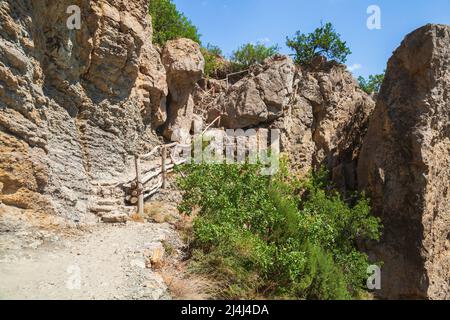 Sentier Golitsyn par une journée ensoleillée. Paysage de Crimée d'été avec escalier allant jusqu'à la roche. Novyi Svit, Municipalité de Sudak, Crimée Banque D'Images