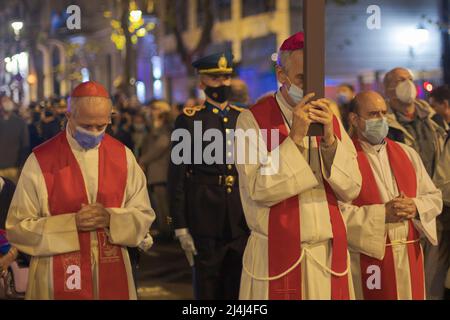 Buenos Aires, Argentine, 15th avril 2022. Évêque auxiliaire de Buenos Aires José María Baliña portant la croix pendant la via Crucis. Credit image: Esteban Osorio/Alay Live News Banque D'Images