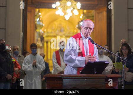 Buenos Aires, Argentine, 15th avril 2022. L'archevêque de Buenos Aires Mario poli a donné quelques mots à la fin de la via Crucis. Banque D'Images