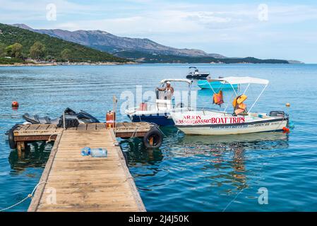 Ksamil, Albanie - 9 septembre 2021 : jetée en bois et bateaux sur la plage de Ksamil Paradise en Albanie. Ciel matin paysage marin de la mer Ionienne. Concept de vacances Banque D'Images