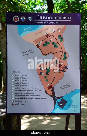 KRABI, THAÏLANDE - 23 mars 2022 : panneau carte guide de la baie maya au quai de Loh Samah du parc national de Hat Noppharat Thara Mu Ko Phi Banque D'Images