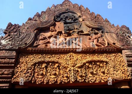 Gros plan de linteau et de Pediment à Banteay Srei ou Banteay Srey Pink Sandstone Temple, Siem Reap, Cambodge Banque D'Images