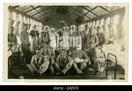 Carte postale originale datant de WW1 et représentant des blessés et des infirmières au 2nd Northern General Hospital Leeds (connu sous le nom de Beckett's Park Hospital, Headingley) - un hôpital des Forces territoriales pendant la Guerre mondiale 1. Les patients ont l'air gai. La carte a été postée par une infirmière qui s'occupait de ces blessés 11 juillet 1917, Royaume-Uni Banque D'Images