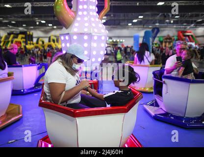 Auckland, Nouvelle-Zélande. 15th avril 2022. Les personnes portant un masque jouent au Festival de détente en famille de Pâques à Auckland, en Nouvelle-Zélande, le 15 avril 2022. La Nouvelle-Zélande a signalé 13 636 nouveaux cas communautaires et 30 décès de COVID-19 au cours des deux derniers jours, a déclaré le Ministère de la santé dans une déclaration de samedi. Credit: Zhao Gang/Xinhua/Alay Live News Banque D'Images