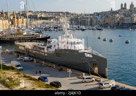 Birgu (Vittoriosa), Malte - février 9th 2019 : le navire de soutien GEO 6711 amarré dans le ruisseau Dockyard. En arrière-plan est la ville de Senglea. Banque D'Images