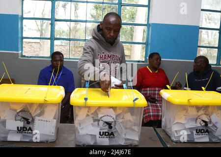 Nakuru, Kenya. 14th avril 2022. Un homme a voté lors des primaires du Parti de l'Alliance démocratique unie. L'Alliance démocratique unie (UDA), un parti politique dont le porte-drapeau est William Ruto, vice-président du Kenya, a mené ses primaires nationales le 14 avril 2022 en préparation des élections générales d'août. (Photo de James Wakibia/SOPA Images/Sipa USA) crédit: SIPA USA/Alay Live News Banque D'Images