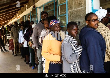 Nakuru, Kenya. 14th avril 2022. Les gens se présentent pour voter pour leurs candidats préférés lors des primaires du parti de l'Alliance démocratique unie. L'Alliance démocratique unie (UDA), un parti politique dont le porte-drapeau est William Ruto, vice-président du Kenya, a mené ses primaires nationales le 14 avril 2022 en préparation des élections générales d'août. (Photo de James Wakibia/SOPA Images/Sipa USA) crédit: SIPA USA/Alay Live News Banque D'Images