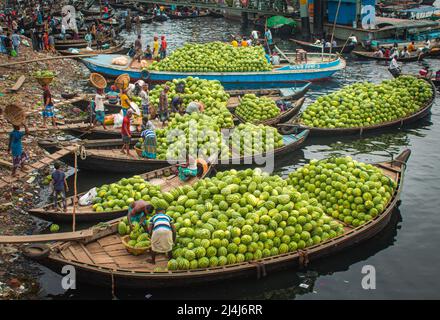 Marché flottant de fruits en gros sur le fleuve Buriganga Banque D'Images