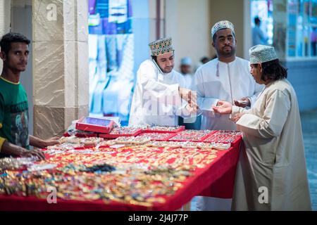 Muscat,Oman - Mars 05,2019 : marchands dans les magasins de marché de la vieille ville de Mutrah. Banque D'Images