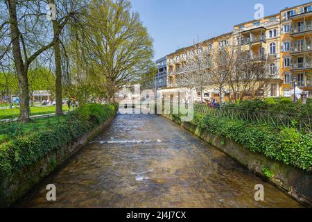 Vue sur l'hôtel Atlantique et le fleuve oos à Baden Baden, Bade-Wurtemberg, Allemagne Banque D'Images