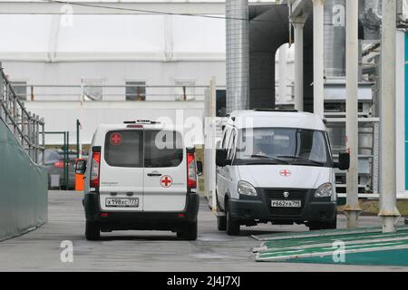 Moscou, Russie. 15th avril 2022. Les ambulances sont garées dans un hôpital de Kommunarka, dans la banlieue de Moscou, en Russie, le 15 avril 2022. La Russie a enregistré 11 432 nouveaux cas COVID-19 au cours des 24 dernières heures, portant le nombre national à 18 053 359, a déclaré vendredi le centre officiel de suivi et de réponse. Credit: Alexander Zemlianichenko Jr/Xinhua/Alay Live News Banque D'Images