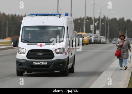 Moscou, Russie. 15th avril 2022. Une ambulance passe à l'hôpital de Kommunarka, dans la banlieue de Moscou, en Russie, le 15 avril 2022. La Russie a enregistré 11 432 nouveaux cas COVID-19 au cours des 24 dernières heures, portant le nombre national à 18 053 359, a déclaré vendredi le centre officiel de suivi et de réponse. Credit: Alexander Zemlianichenko Jr/Xinhua/Alay Live News Banque D'Images