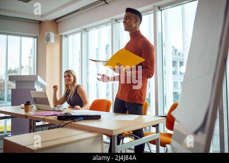 Les jeunes gens d'affaires mènent une réunion dans la salle de conférence dans une atmosphère détendue. Entreprise, personnel, bureau, entreprise Banque D'Images
