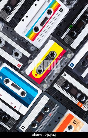 Vue de dessus de nombreux rubans de cassette vintage formant un motif sans couture. Icône musique des 80s et 90s. Gros plan. Banque D'Images