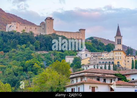 Un château médiéval surplombant la ville de Spoleto en Italie. Banque D'Images