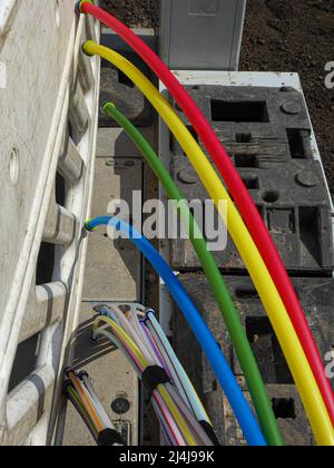 Câble à fibre optique sur un site de construction pour la fourniture d'une connexion Internet rapide Banque D'Images