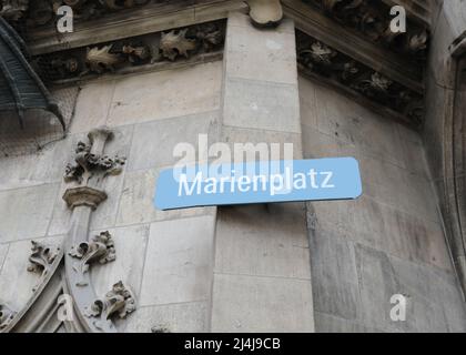 nom de rue signe de la place principale de Munich en Allemagne appelé Marienplatz thant signifie place de Sainte Marie Banque D'Images