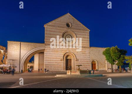 Vue nocturne de la basilique de Santa Chiara dans la ville italienne d'Assise. Banque D'Images