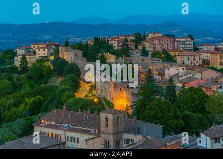 Vue sur Perugia au coucher du soleil depuis Porta Sole, Italie. Banque D'Images