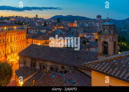 Vue sur Perugia au coucher du soleil depuis Porta Sole, Italie. Banque D'Images