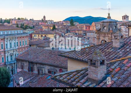 Vue sur Perugia au coucher du soleil depuis Porta Sole, Italie. Banque D'Images