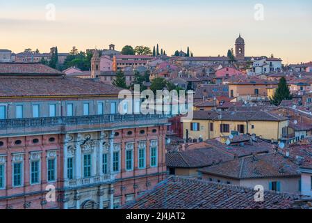 Vue sur Perugia au coucher du soleil depuis Porta Sole, Italie. Banque D'Images