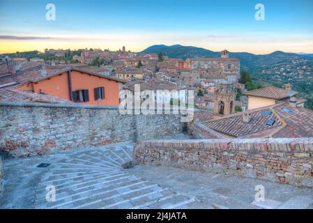 Vue sur Perugia au coucher du soleil depuis Porta Sole, Italie. Banque D'Images