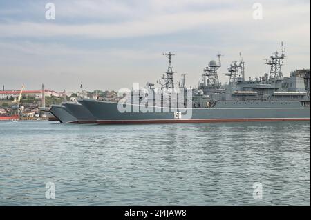 Navires de guerre russes dans le port ukrainien, sur la péninsule occupée de Crimée. Banque D'Images