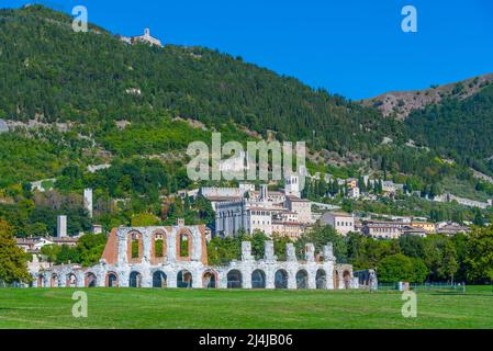 Vue panoramique sur la ville italienne de Gubbio. Banque D'Images