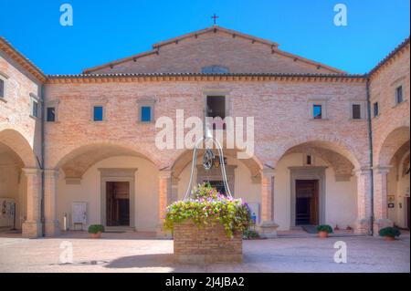 Cour de la basilique de Sant'Ubaldo à Gubbio, Italie. Banque D'Images