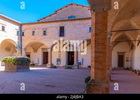 Cour de la basilique de Sant'Ubaldo à Gubbio, Italie. Banque D'Images