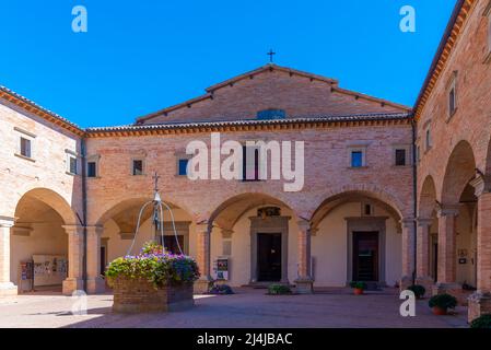 Cour de la basilique de Sant'Ubaldo à Gubbio, Italie. Banque D'Images