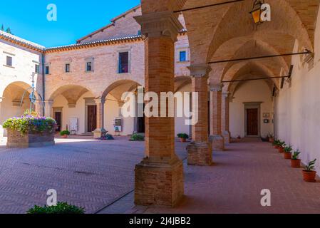 Cour de la basilique de Sant'Ubaldo à Gubbio, Italie. Banque D'Images