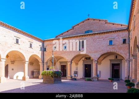 Cour de la basilique de Sant'Ubaldo à Gubbio, Italie. Banque D'Images