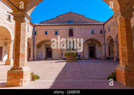 Cour de la basilique de Sant'Ubaldo à Gubbio, Italie. Banque D'Images