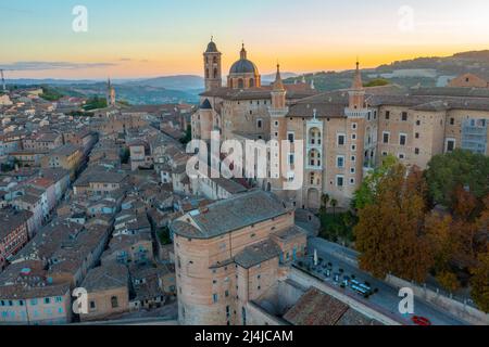 Vue aérienne au lever du soleil sur le Palazzo Ducale dans la ville italienne d'Urbino. Banque D'Images