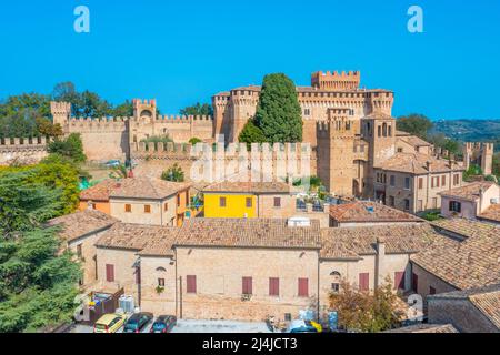 Castello di Gradara surplombant le village fortifié en dessous, Italie. Banque D'Images