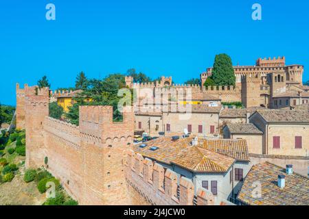 Castello di Gradara surplombant le village fortifié en dessous, Italie. Banque D'Images