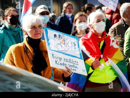 16 avril 2022, Rhénanie-du-Nord-Westphalie, Duisbourg : au début de la marche de Pâques Rhin/Ruhr, un participant demande une affiche « les guerres détruisent les âmes des enfants ». Photo: Roland Weihrauch/dpa Banque D'Images
