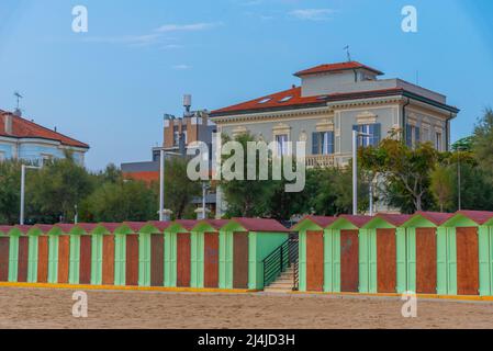 Vestiaires colorés sur une plage à Pesaro, en Italie. Banque D'Images